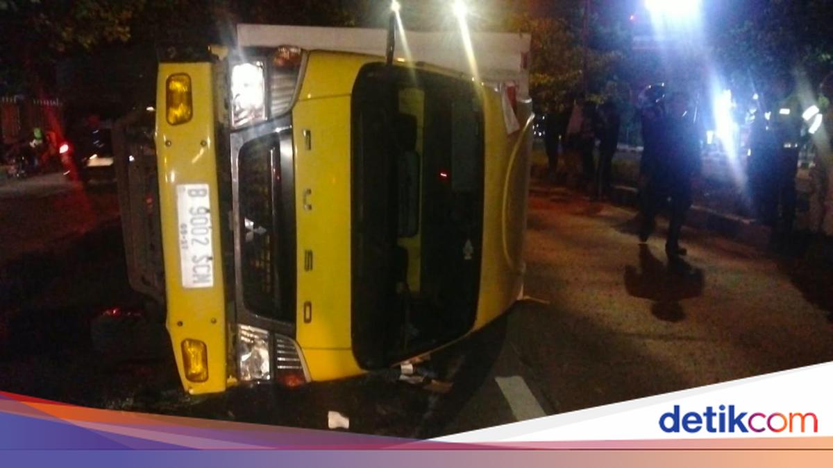 Truk Box Terguling di Soekarno Hatta Bandung, Sopir Diduga Lalai