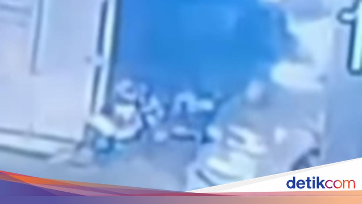 Ngeri! Kontainer Jatuh dari Truk lalu Timpa 3 Mahasiswi di Takalar