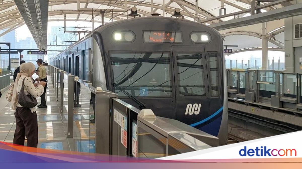 Menyusuri Hiruk Pikuk Jakarta, Cerita Para Perempuan di MRT