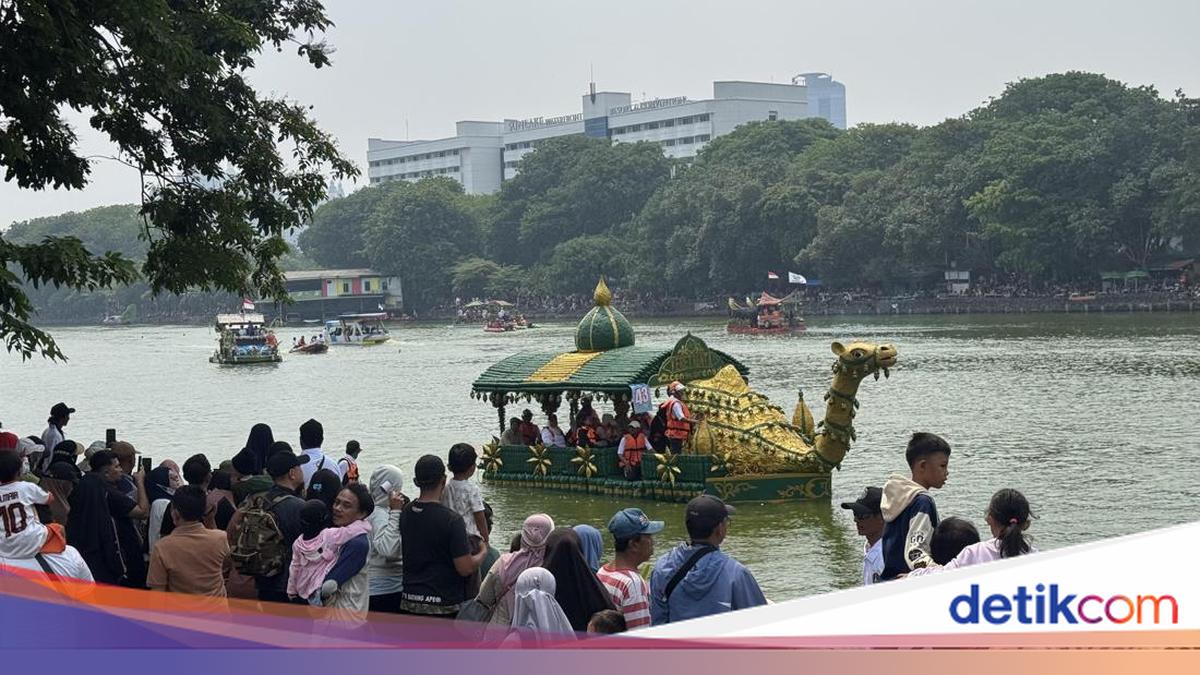 Meriahnya Pawai Perahu Hias dari Botol Plastik Bekas di Danau Sunter Jakut