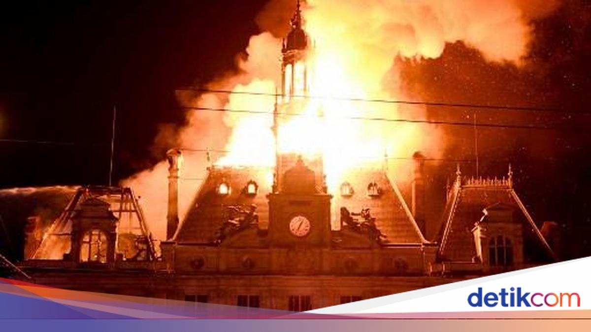 Photo: detik.com Kebakaran di balai kota limoges prancis