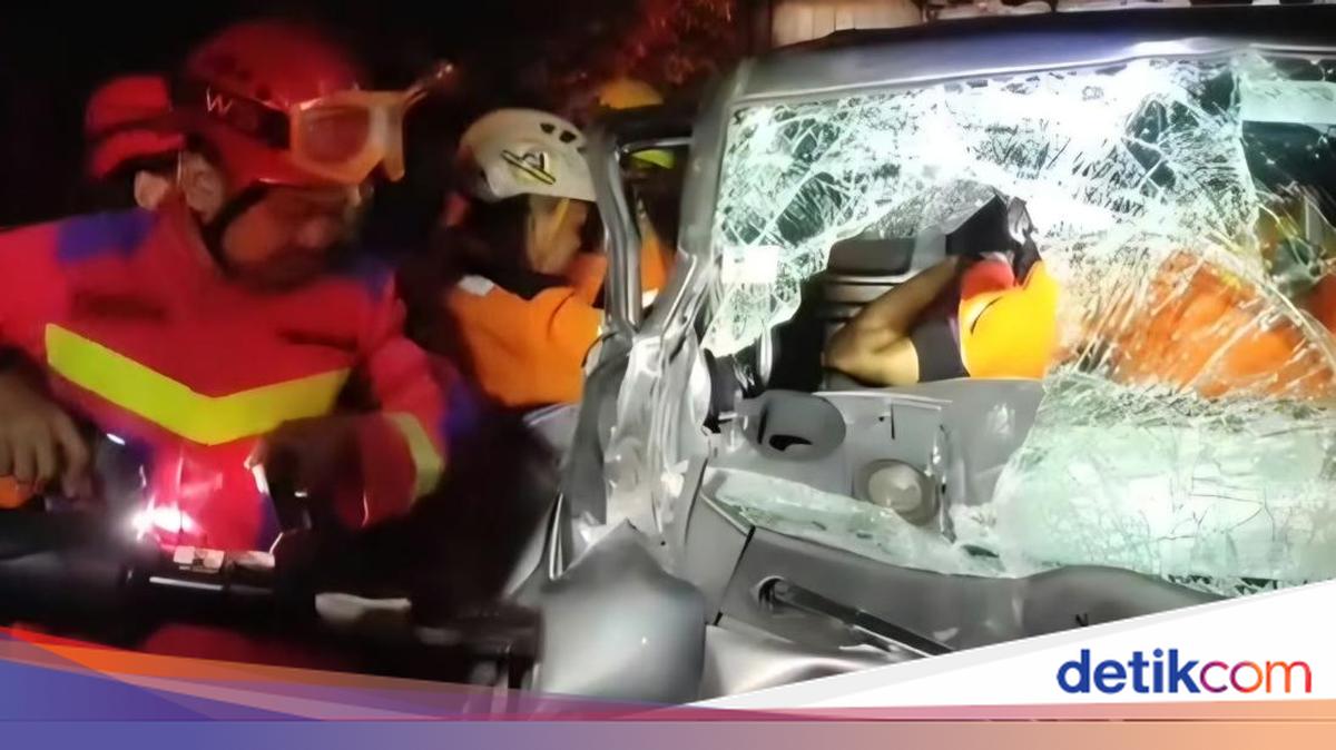 Sopir Pikap Terjepit di Ruang Kemudi Usai Tabrak Truk di Bogor