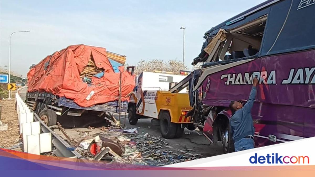 Bus Pariwisata Bawa Rombongan Pabrik Kecelakaan di Tol Ngawi, 3 Orang Tewas