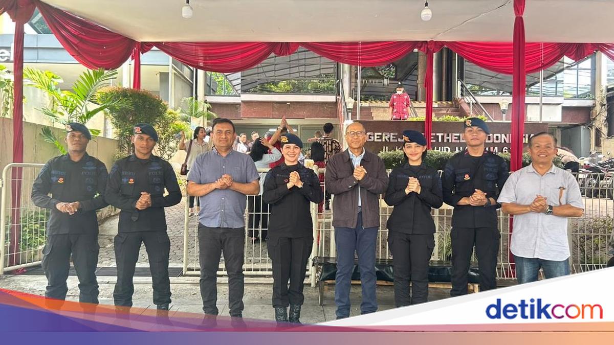 Brimob Polda Metro Layani Jemaat yang Beribadah di Gereja Menteng
