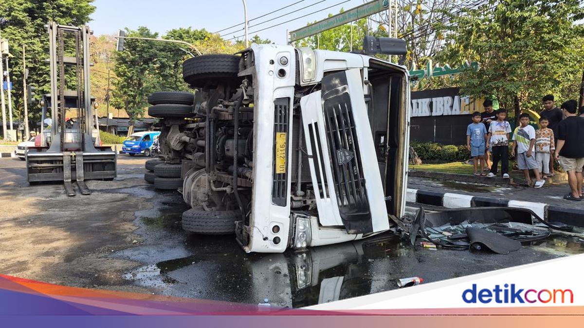 Truk Muat Stearin Terguling Bikin Jalanan Gresik Licin-Motor Terjatuh