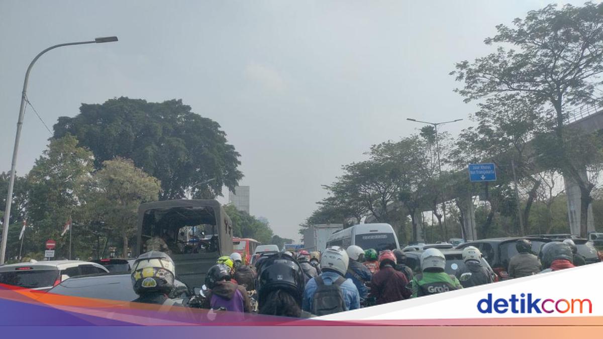 Cerita Pemotor Terjebak 15 Menit di Cawang Imbas Truk Tabrak Separator Jalan