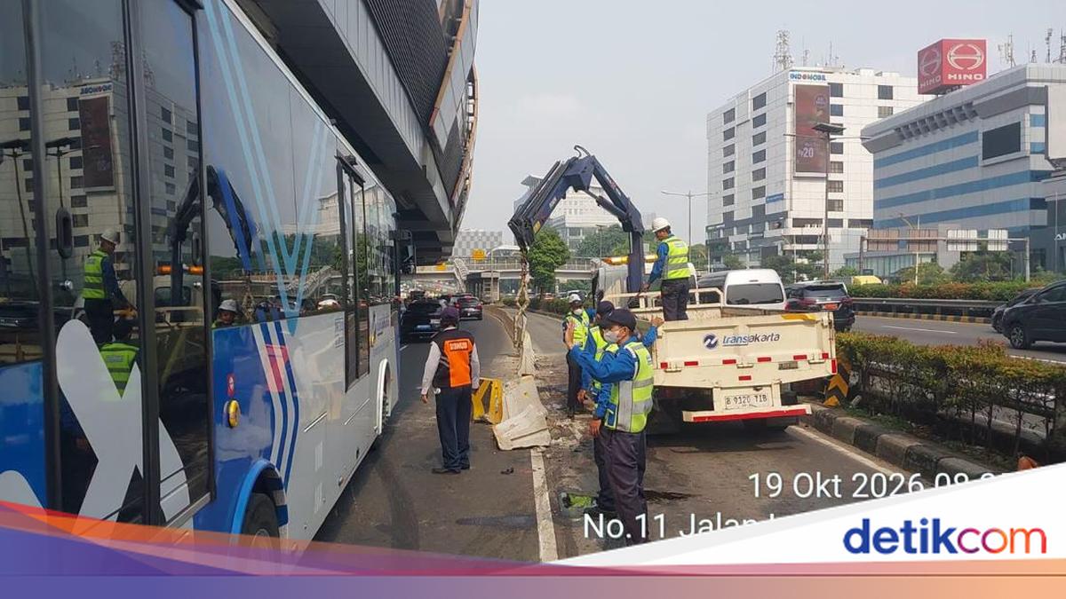 Sejumlah Rute TransJ Sempat Terhambat Imbas Truk Tabrak Separator di Cawang