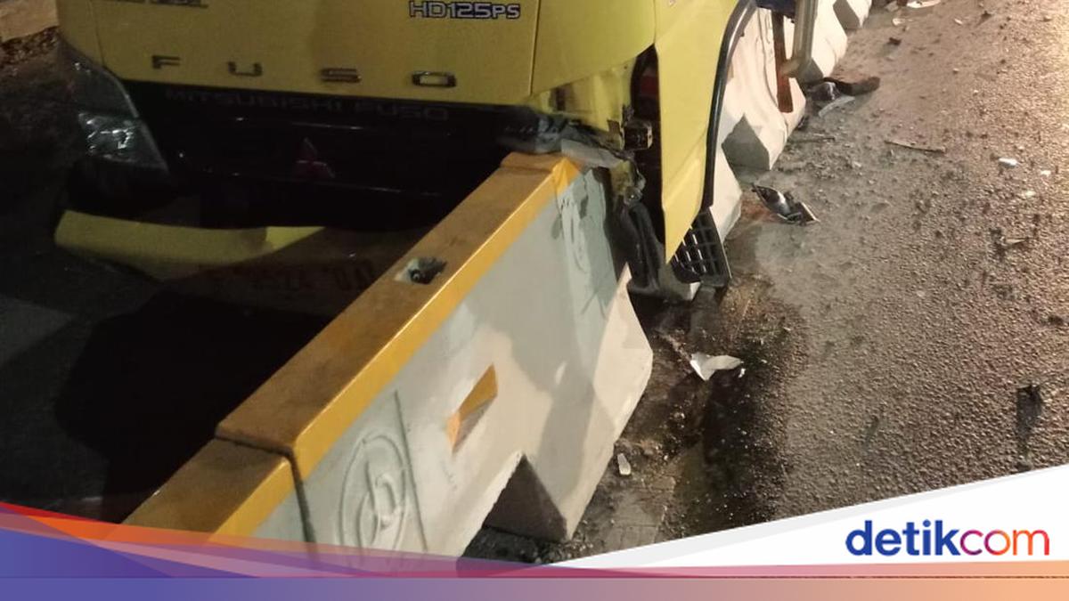 Truck hits busway divider on Jakarta road, slowing traffic toward Cawang