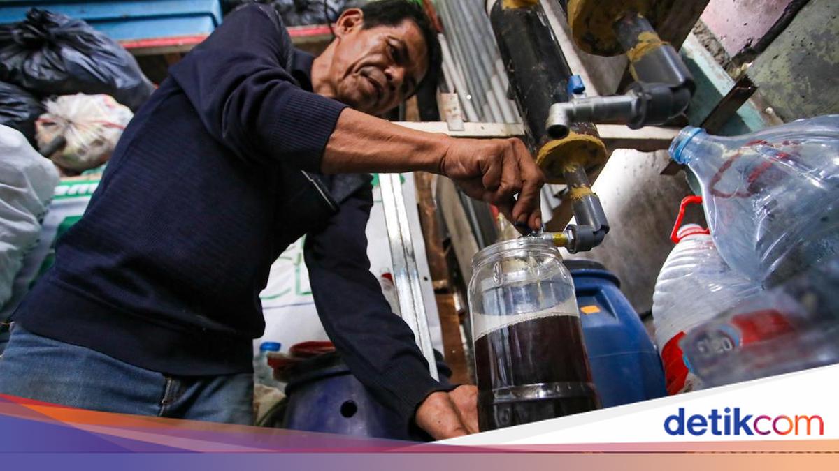 Jakarta Residents Turn Plastic Waste Into Alternative Fuel