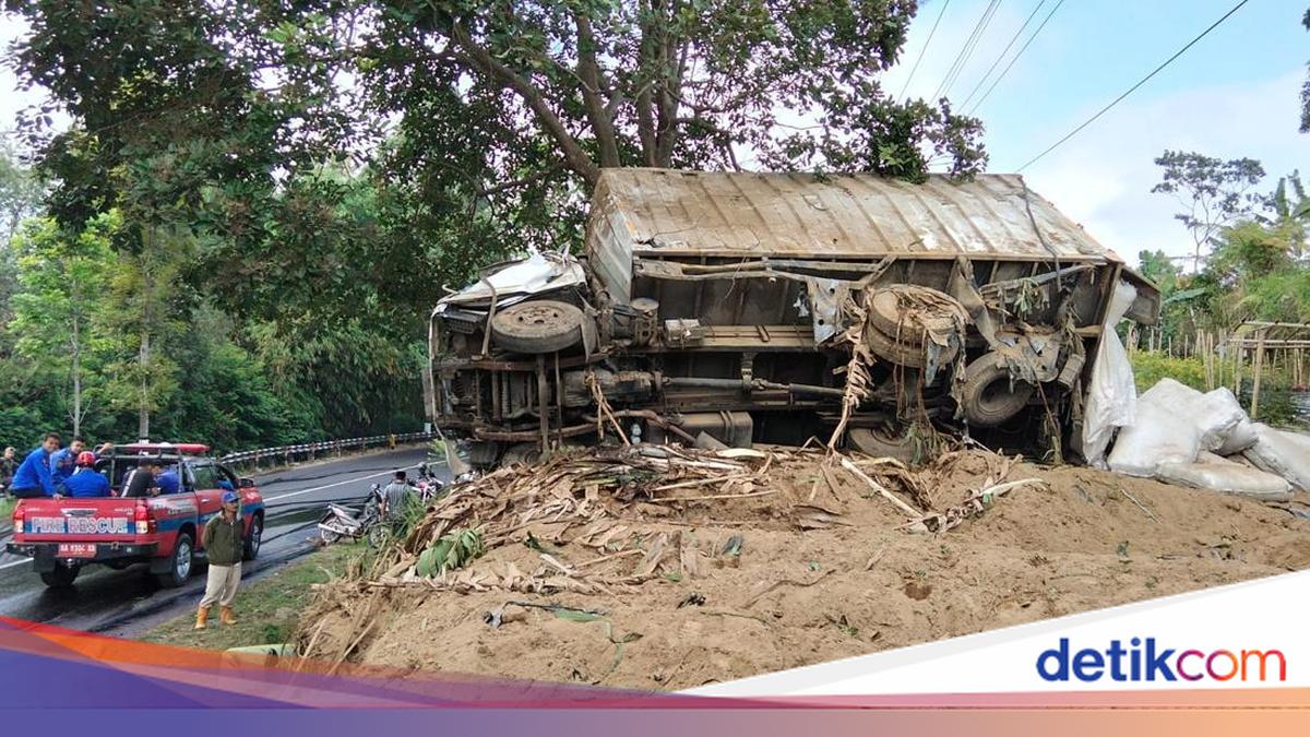 Three Family Members Die After Truck Hits Motorcycles in Magelang