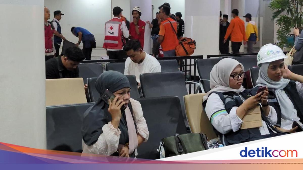 KMP Batumandi Catches Fire Near Merak Port, Passengers Evacuated