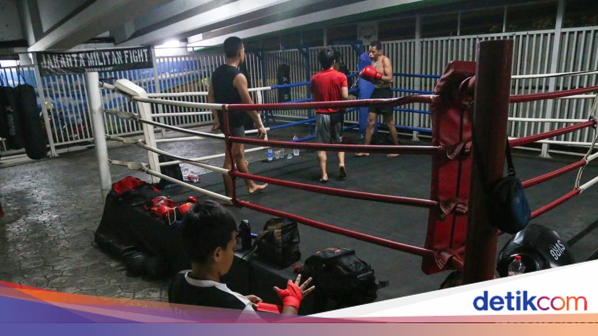 Transmitting Boxing Energy in the Rebo Market Kolong Flyover