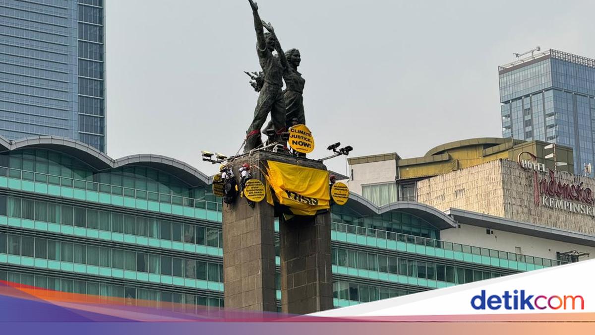 Bentangkan Spanduk, Greenpeace Bertahan di Patung Bundaran HI
