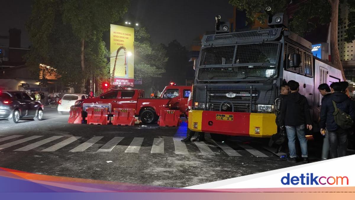 Demo di Bandung Memanas, Massa Lempari Truk Polisi