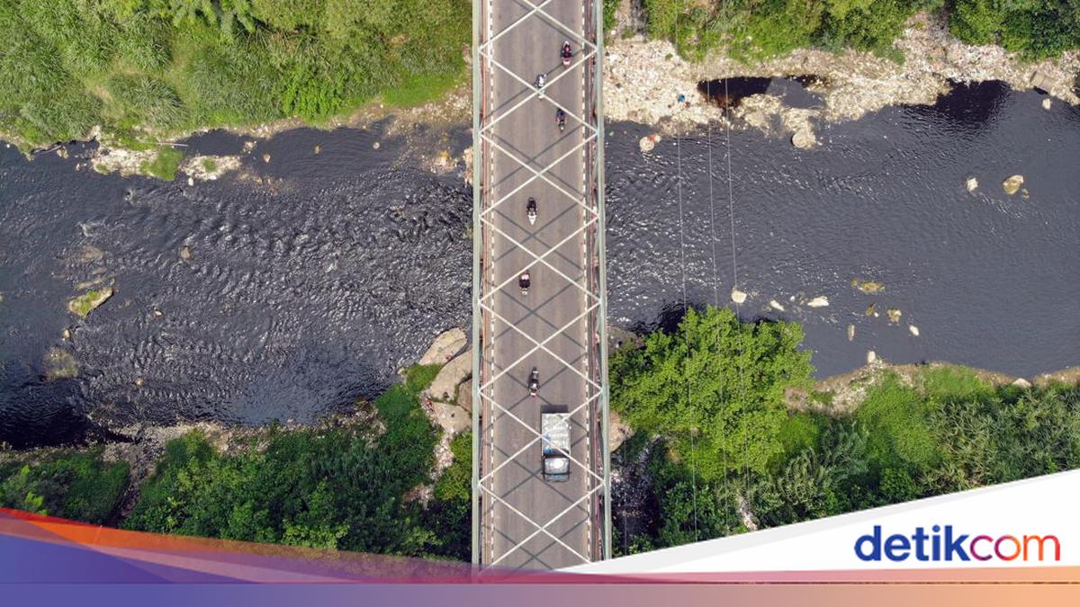 Ngeri Sungai Cileungsi Tercemar hingga Hitam Bak Oli