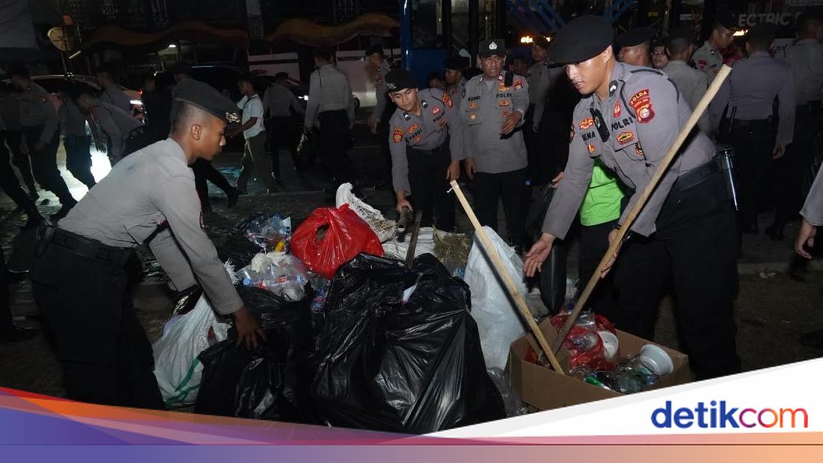 TNI-Polri Bantu Bersihkan Sampah Usai Ada Aksi di Jakpus