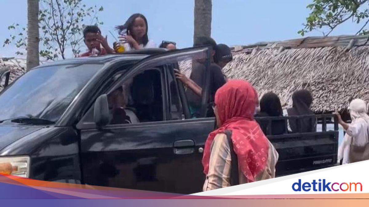 Lagi Asyik Duduk-duduk di Pantai Klui, Rombongan Wisatawan Ditodong ...