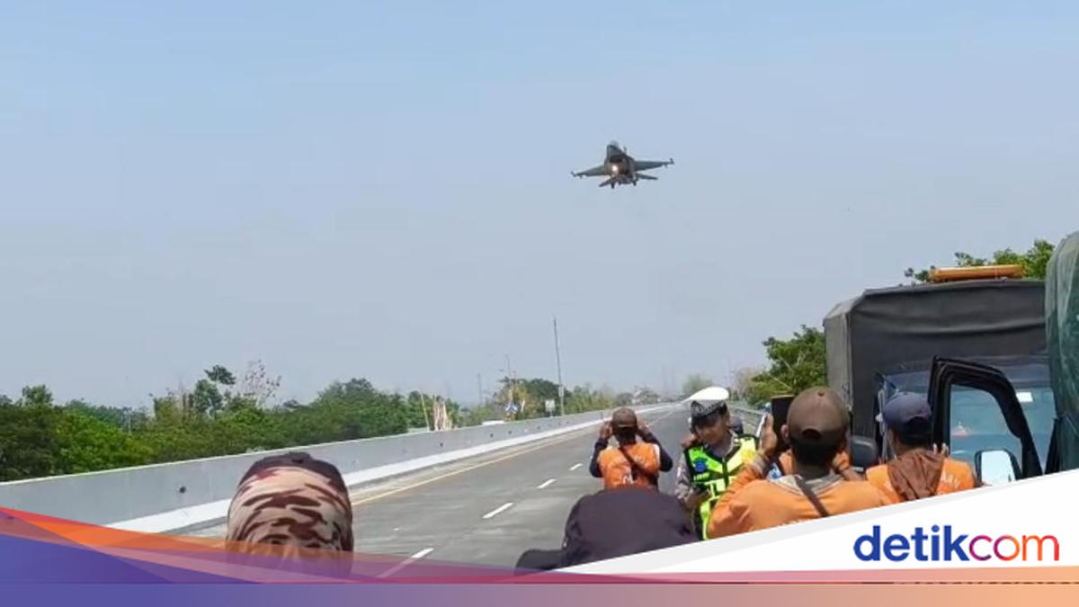 Saat Pesawat Tempur Super Tucano dan F-16 Terbang Rendah di Tol Paspro