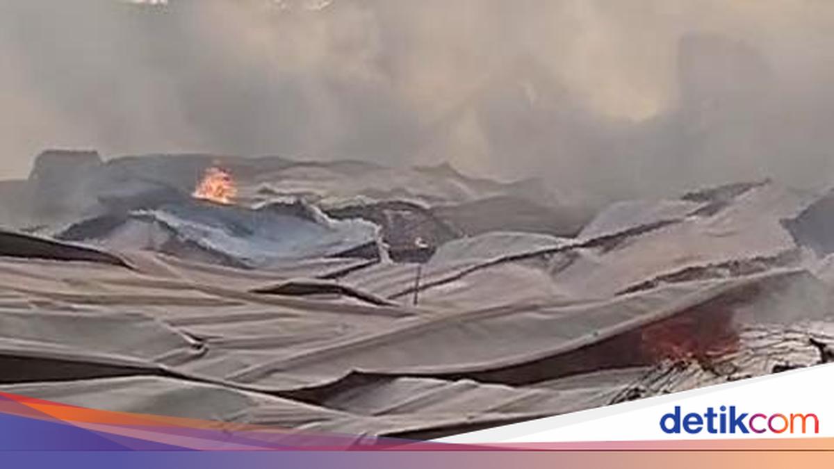 Damkar Kesulitan Padamkan Api di Gudang Es Krim Tangerang, Perlu Alat Berat