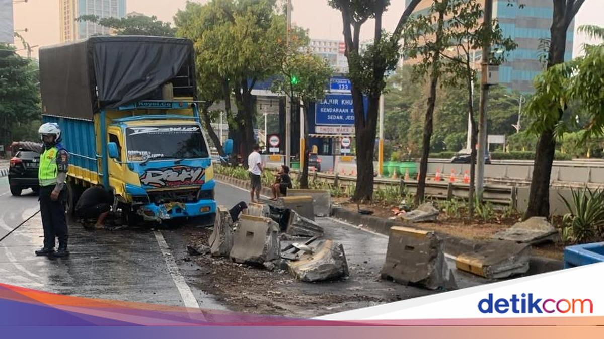 Truck Hits Busway Barrier on Jakarta’s Jalan S. Parman, Causing Delays