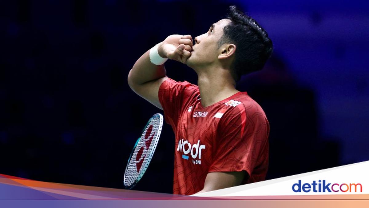 Alwi Farhan mengembalikan kok saat melawan Ng Ka Long Angus di babak 16 besar French Open 2026