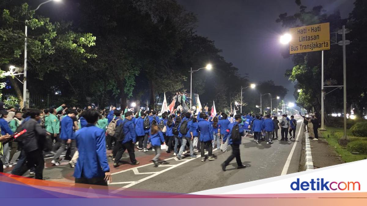 Mahasiswa Demo di Patung Kuda Bubar Usai Sampaikan Tuntutan, Jalan Dibuka Lagi