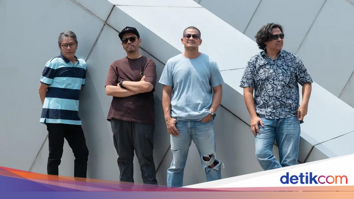 屋外で並ぶインドネシアのバンドFloatのメンバー