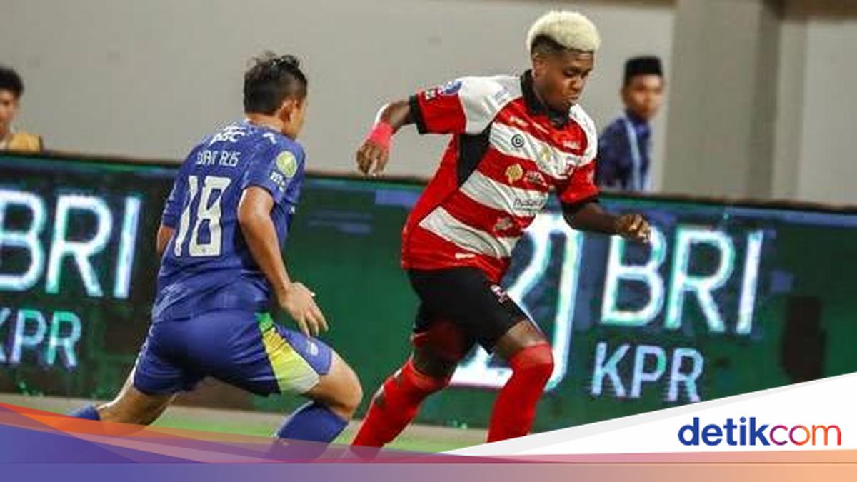 Pemain Madura United dan Persib Bandung berebut bola di Pamekasan