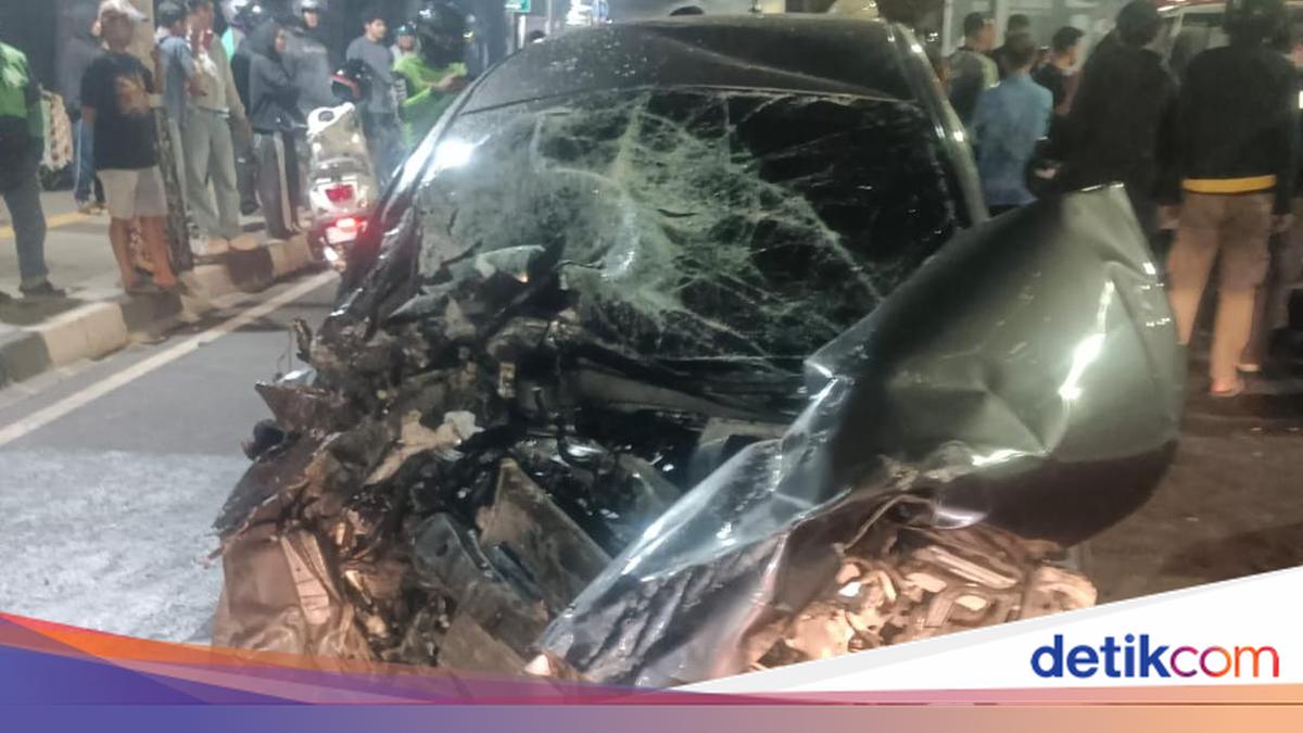 Ngebut Tabrak Pikap Bikin Mobilio Maut di Jaksel Sampai Tak Berbentuk