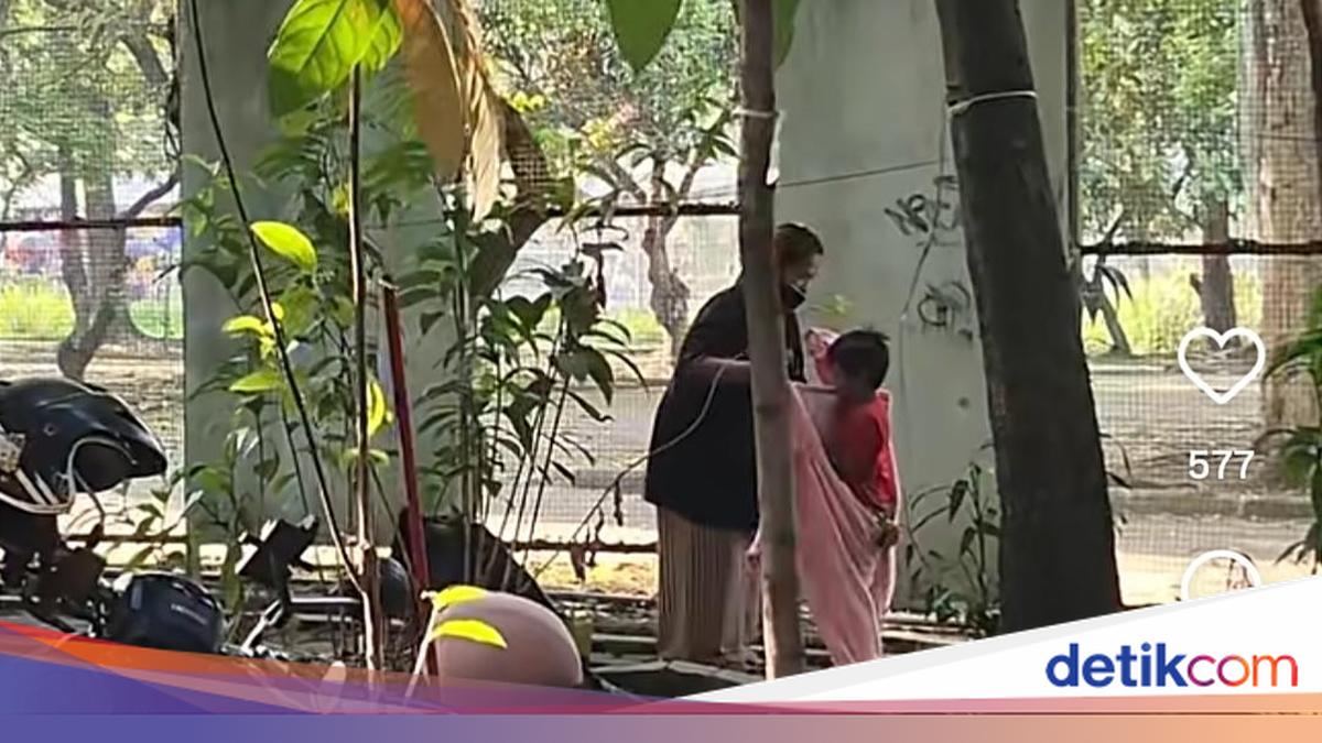 Potret Bocah Badut Ketiduran dan Persoalan Jalanan di Bandung