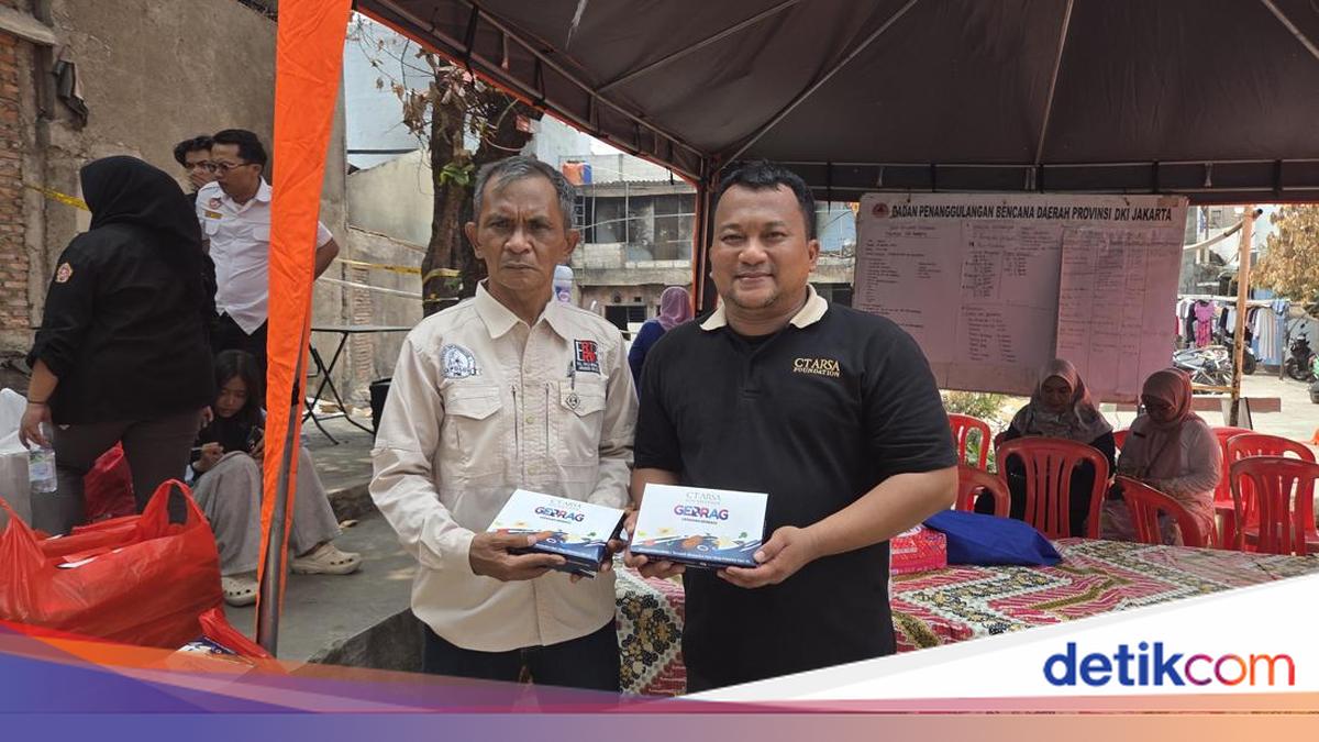 CT ARSA Beri Bantuan 100 Boks Pangan ke Korban Kebakaran di Bangka Jaksel