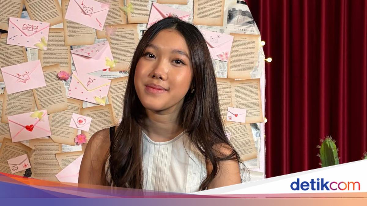 白いノースリーブ姿でカメラを見るJenaka Mahila