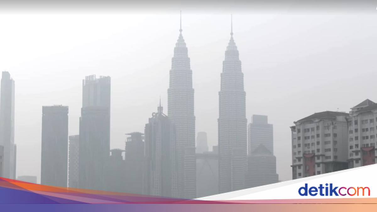 Menara Petronas di Kuala Lumpur Dipenuhi Asap Karhutla Indonesia