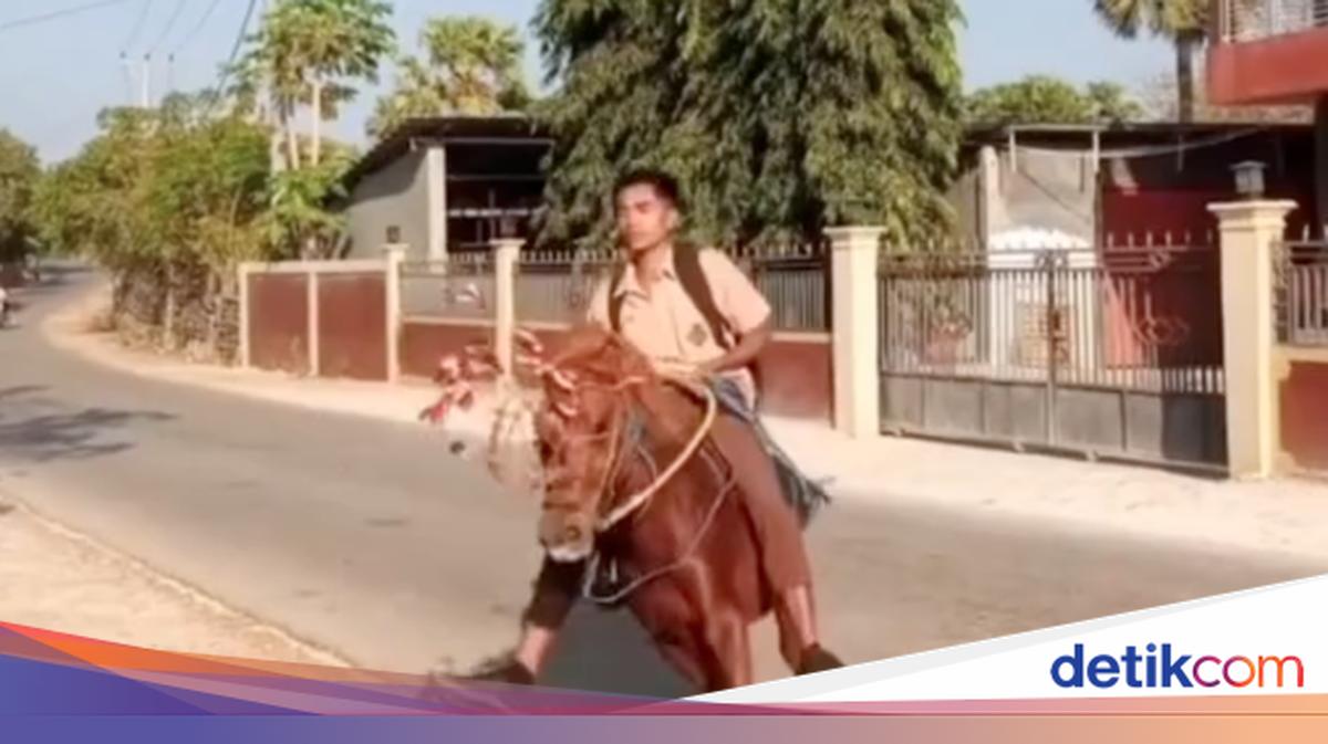 Siswa Rote Ndao NTT Naik Kuda ke Sekolah Imbas BBM Langka