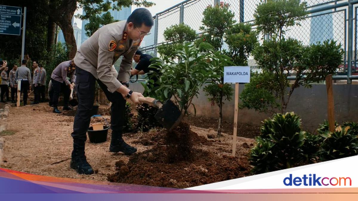 Polda Metro Tanam Pohon, Hadirkan Ruang Terbuka Hijau Lewat Green Policing