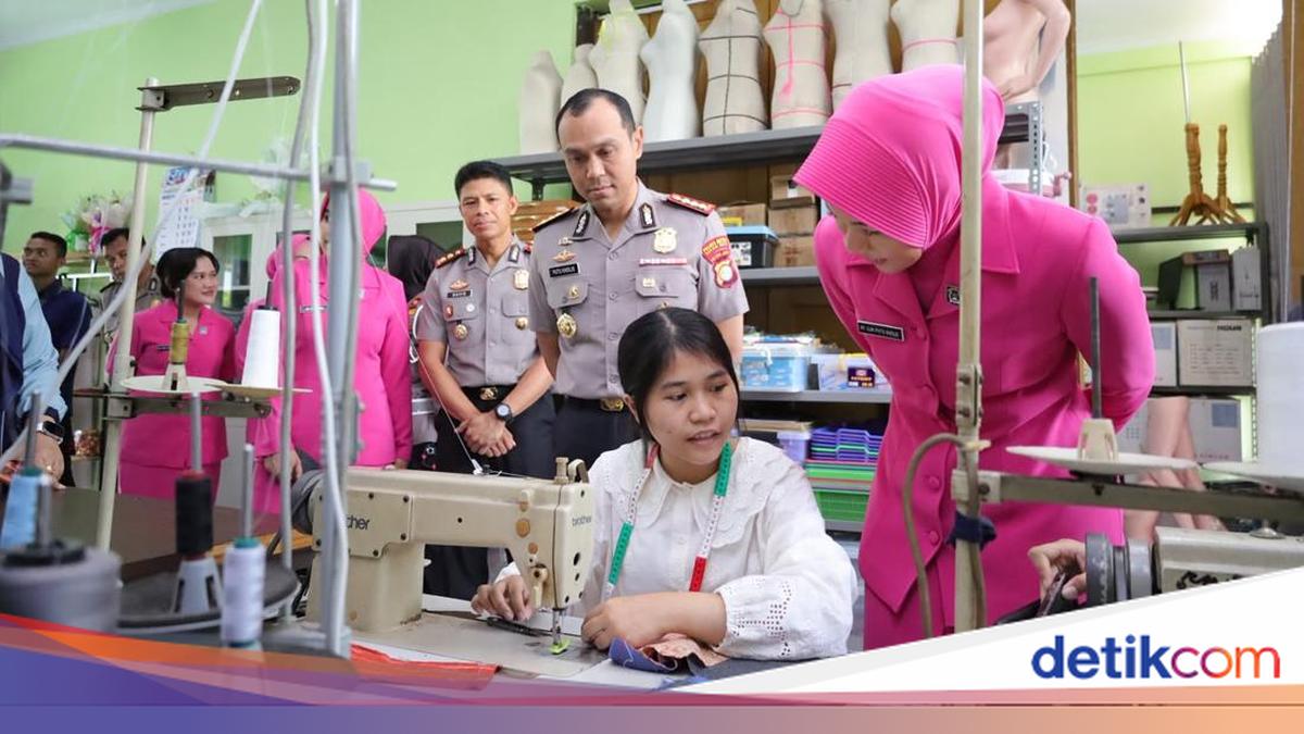 Perdana, Kapolrestro Bekasi Kota Tinjau Praktik Jahit 'Poliran' di SMKN 1