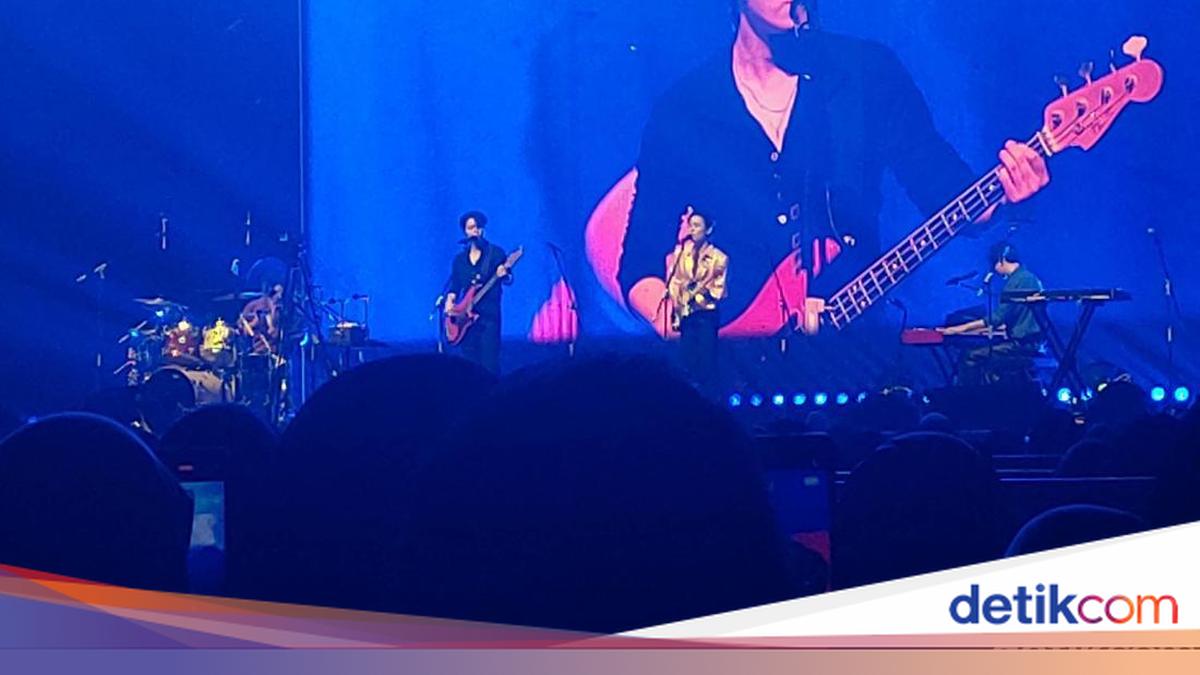 ジャカルタ公演で演奏するThe Roseのメンバー