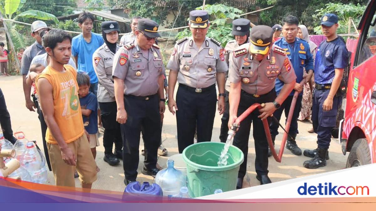 Desa di Banten Kekeringan, Warga Antre Bantuan Air Bersih