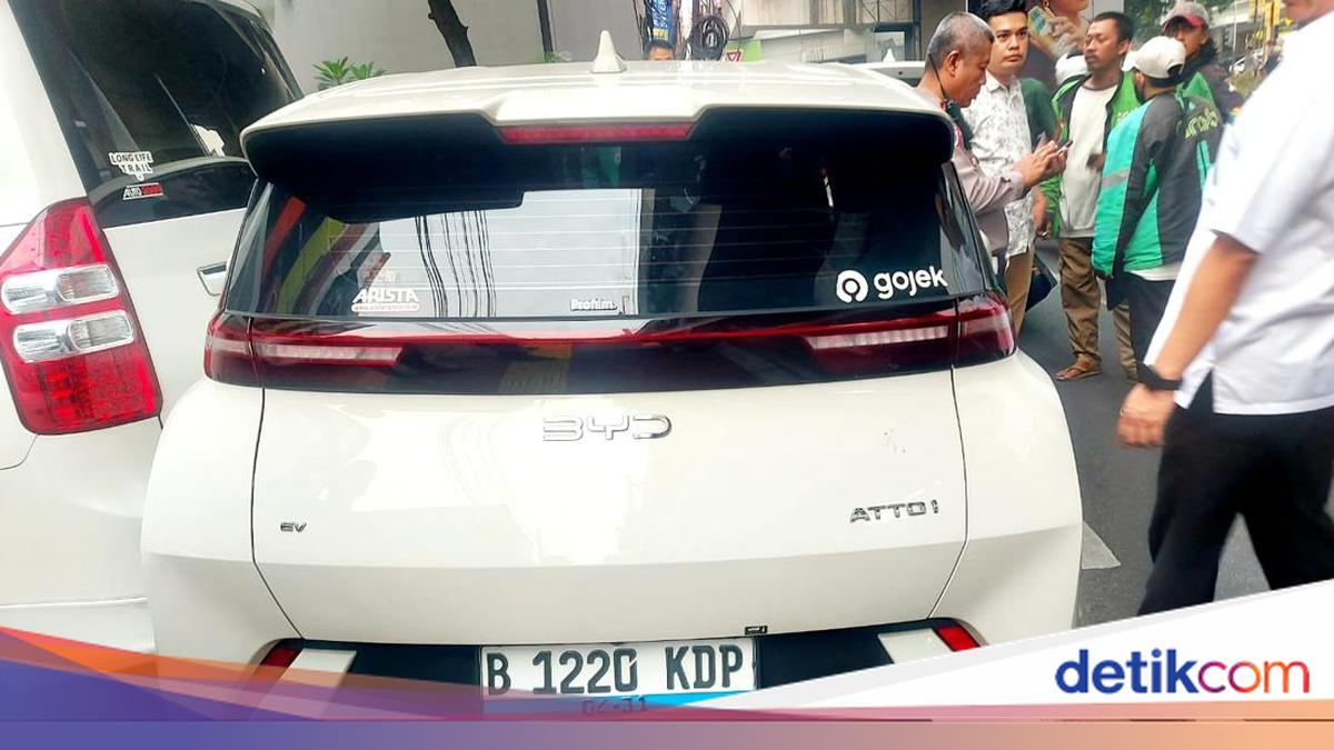 Viral BYD Tabrak Beruntun 4 Mobil dan Lindas Ojol di Blok M