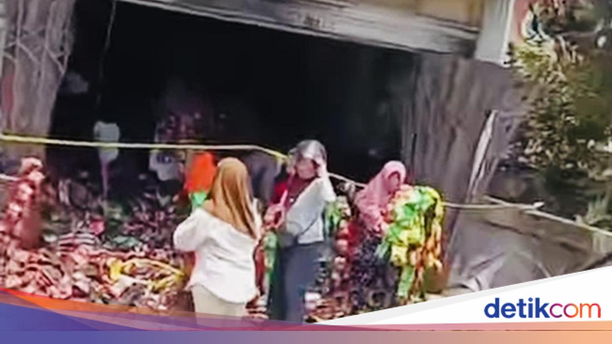 12 Arrested for Looting Snacks from Burned Warehouse in Bengkulu