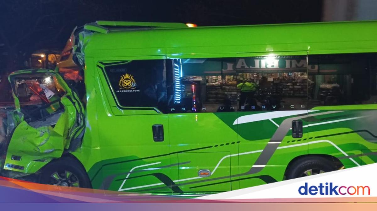 Elf Angkut Rombongan Wisatawan Kecelakaan di Demak, 1 Orang Tewas