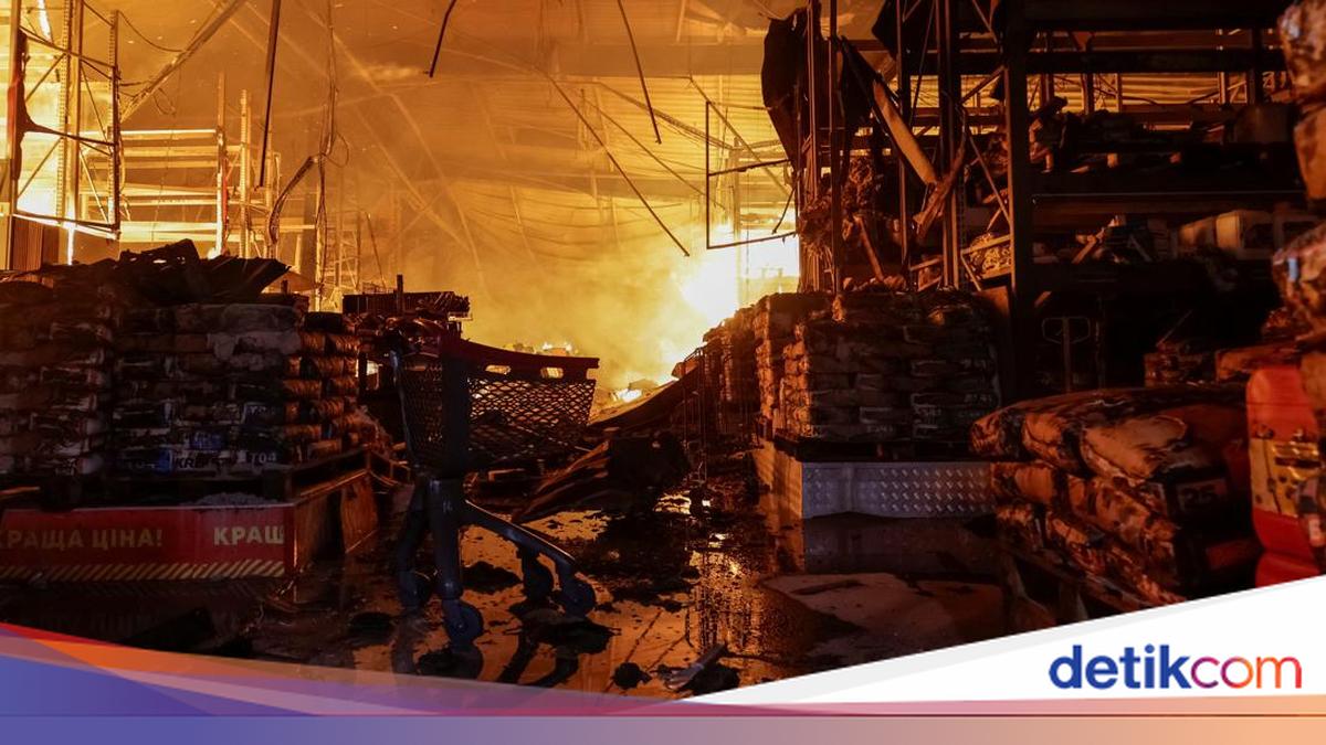 Serangan Rudal Rusia Hantam Kharkiv, Pusat Perbelanjaan Terbakar