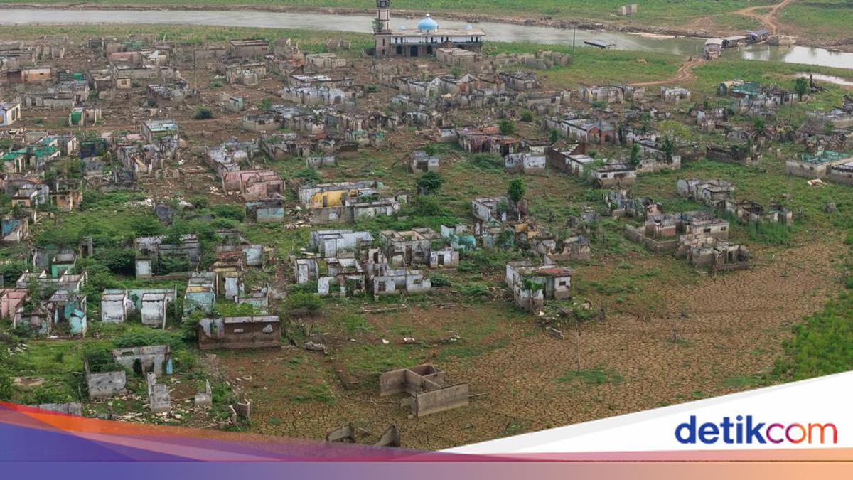 Lower Water Levels Reveal the Remains of a Sunken Village in Indonesia