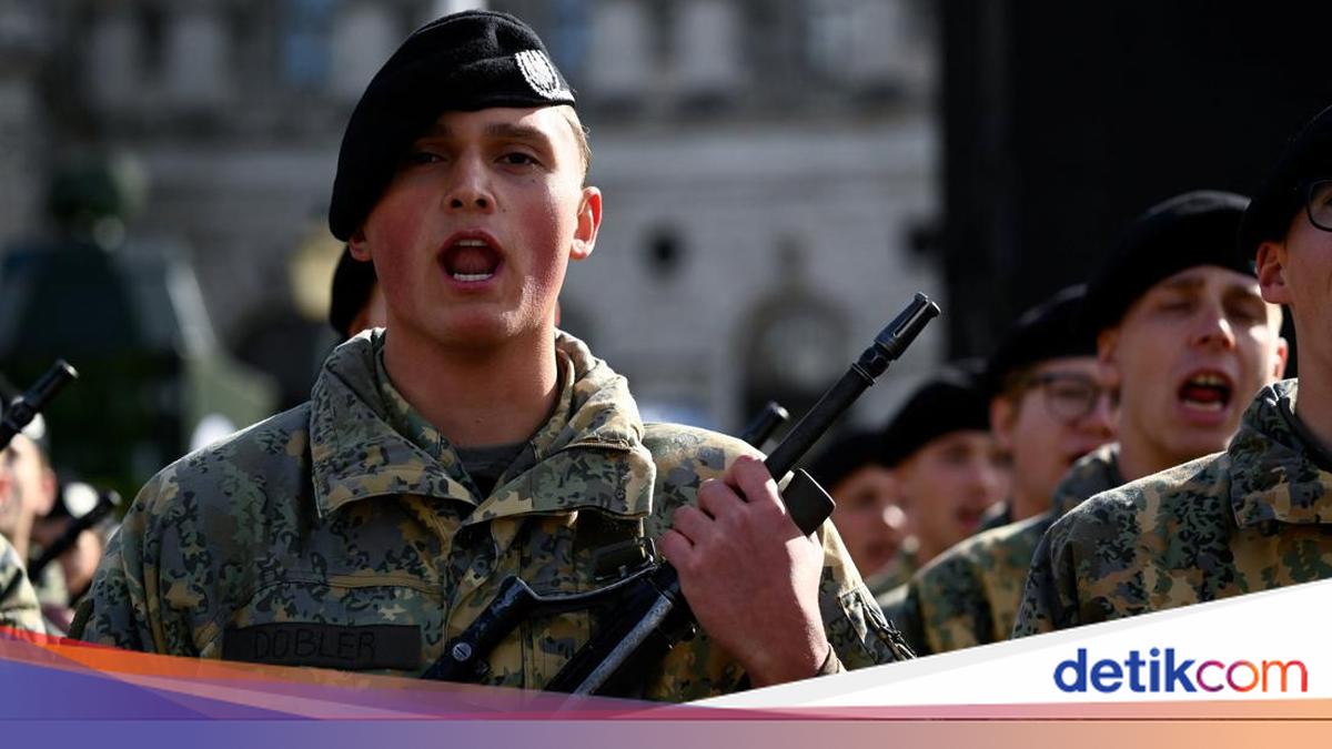 Austrian Military Recruits Take Oath at Vienna National Day Ceremony