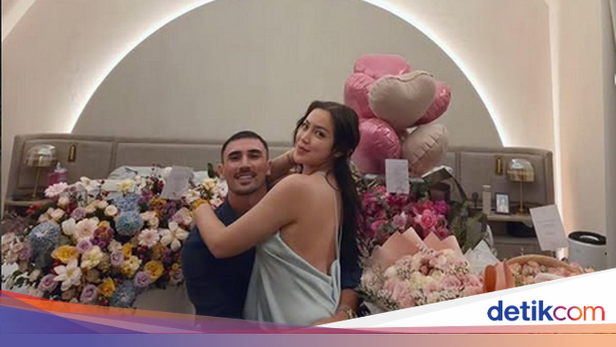 Jedar dan Vincent Verhaag Rayakan Anniversary dengan Dinner Romantis