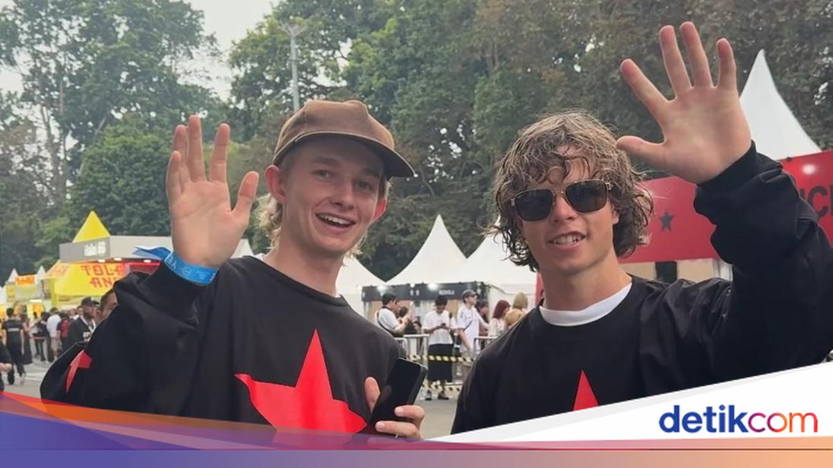 Yeのジャカルタ公演会場で手を振るオーストラリアからの来場者2人