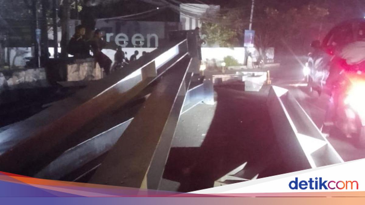 Steel poles fall from truck and damage car in South Tangerang
