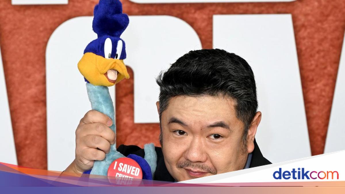 ダフィー・ダックのぬいぐるみを手にする声優エリック・バウザ