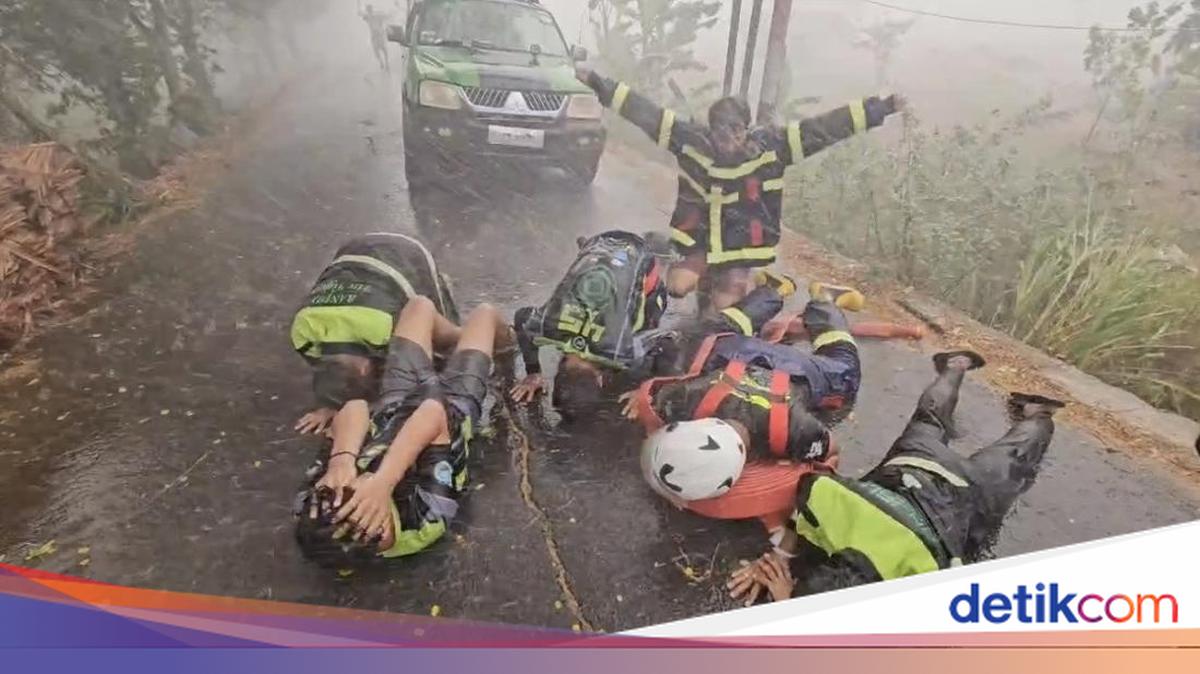 Firefighting Volunteers in Banjar Perform Grateful Prayer as Rain Ends Months of Wildfires