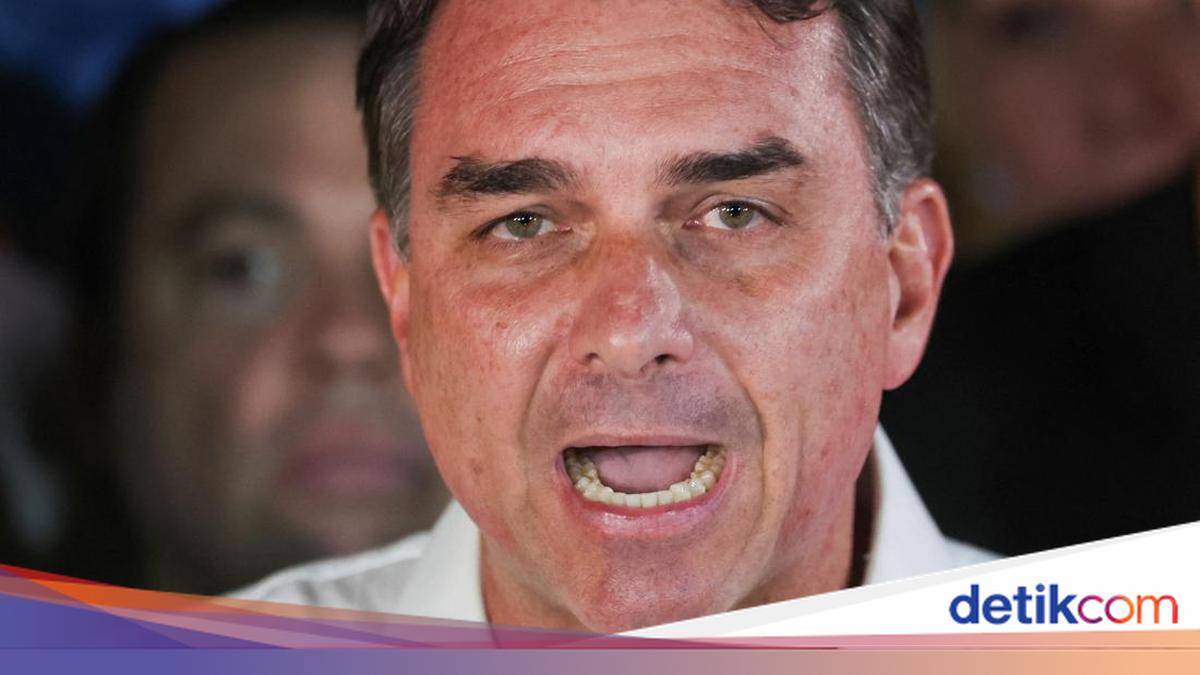Flavio Bolsonaro faces travel ban and passport surrender
